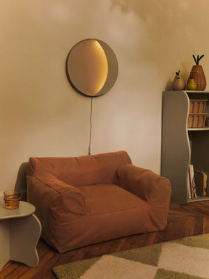 ferm LIVING Sitzsack Billow Tan im Wohnraum-Setting