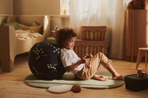 Apple Tufted Teppich von ferm LIVING mit Constellation Pouf im Spielzimmer