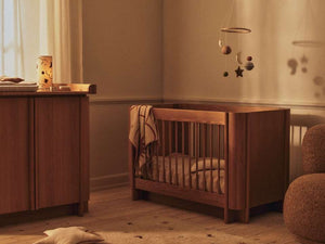 ferm LIVING Tilu Babybett – skandinavisches Design im Kinderzimmer
