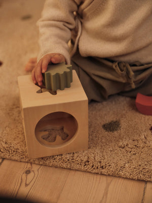 ferm LIVING Skye Tufted Teppich Parchment – mit Spielzeug