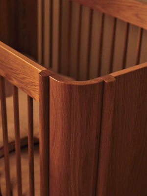 ferm LIVING Tilu Babybett – verstellbare Liegehöhe