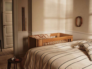 ferm LIVING Tilu Babybett Natural Oak – Seitenansicht