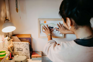 FrameMe Fichte natur mit Kinderzeichnung im Kinderzimmer