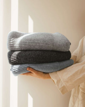 Hvid Babydecke Gaston Frost Blue neben Soft Grey