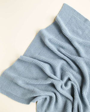 Hvid Babydecke Gaston Frost Blue gefaltet