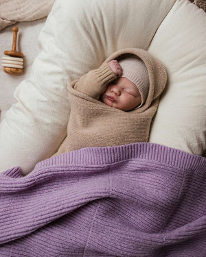 Kind mit der Hvid Merinodecke Gaston Lavender