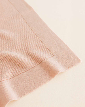 Hvid Babydecke Gust Apricot gefaltet