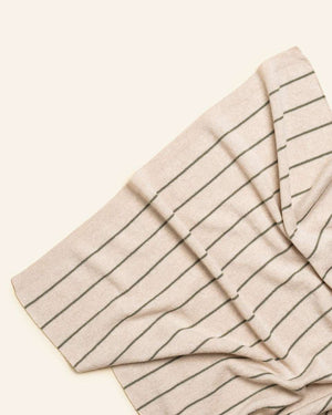 Hvid Babydecke Harry Cream/Artichoke, 70 x 100 cm, im Kinderwagen