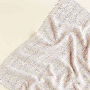 Hvid Harry Cream/Lilac Babydecke ausgebreitet