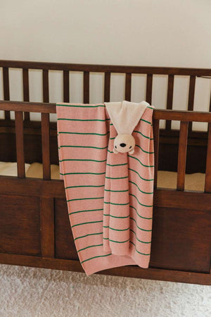 Babydecke Harry von Hvid in Powder und Grass, extrafeine Merinowolle im Detail