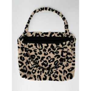Studio Noos Holy Cow Mom Bag am Kinderwagen befestigt