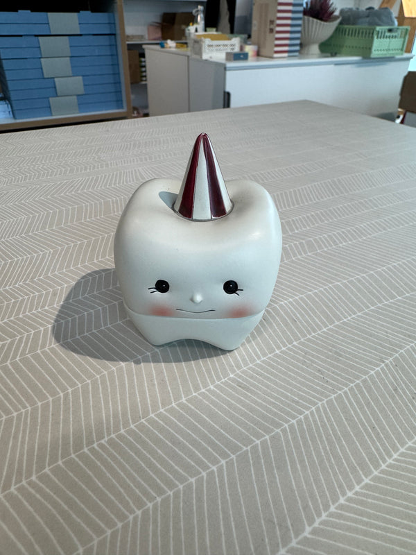 Ausstellung: Zahnbox Tooth Off White