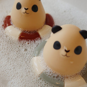 Konges Slojd Silikon Badespielzeug Schwimmring Panda Almond | Badespielzeug | Beluga Kids