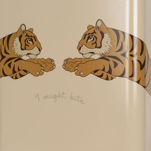 Konges Sløjd Reisekoffer Tiger von der Seite, 41 × 31 × 21 cm gross
