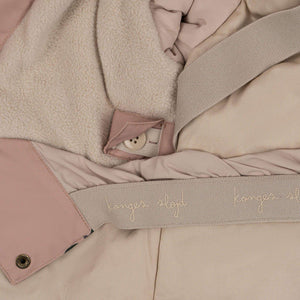 Mismou Winterjacke Ma Grande Cerise von Konges Sløjd, Kapuzendetail