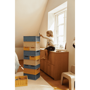 Weston S Boxen von Liewood nebeneinander im Regal