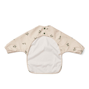 Kind trägt das Liewood Merle Ärmellätzchen Peach Sea Shell