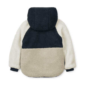 Kind trägt die Liewood Jackson Wendejacke Whale Blue Mix