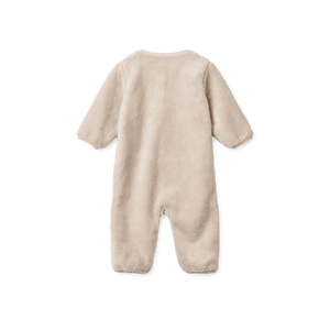 Baby im Liewood Bailey Pile Jumpsuit Sandy für kühle Tage