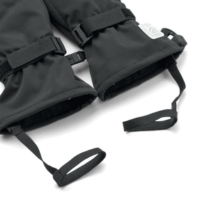 Liewood Kinza Handschuhe Black Sandy am Kinderhandgelenk
