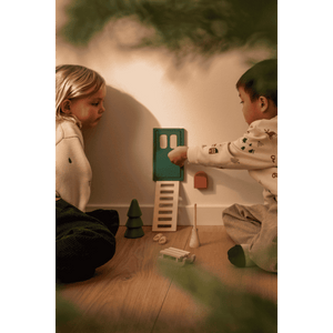 Kind öffnet die Lena Elfentüre von Liewood in der Adventszeit