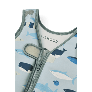 Liewood Dove Schwimmweste Shark Dove Blue getragen