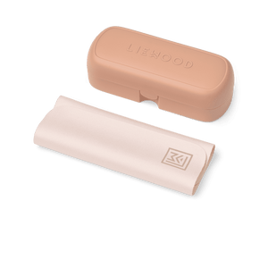 Baby trägt die Stacy Sonnenbrille Tuscany Rose von Liewood