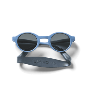 Stacy Baby-Sonnenbrille Classic Navy von Liewood auf einem Baby