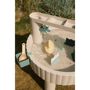 Sepp Outdoor-Tisch von Liewood mit Wasser, Förmchen und Boot
