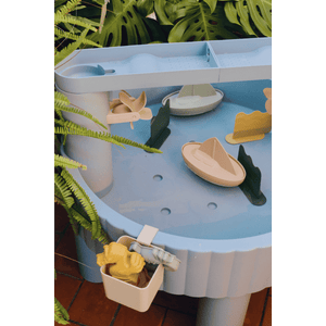 Liewood Sepp Outdoor-Aktivitätstisch Beach Blue im Garten