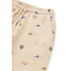 Kind in den Gram Sweatshorts Aviator von Liewood