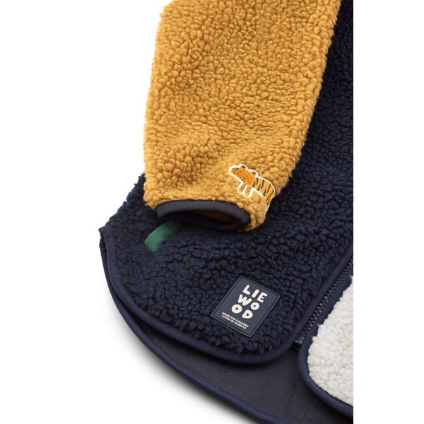 Nolan Pile Jacke Around the world