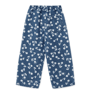 Kind trägt die Cesar Denim Jeans von Liewood auf dem Spielplatz