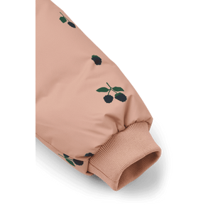 Kind trägt die Brantley Jacke Berry / Pale Tuscany von Liewood