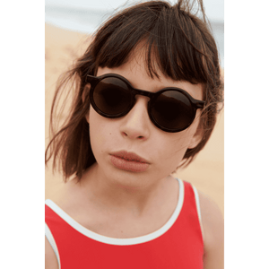 Kind mit der Darla Sonnenbrille Dark Tortoise von Liewood
