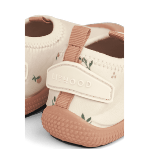 Liewood Sanjia Badeschuhe Peach / Sea Shell am Kinderfuss
