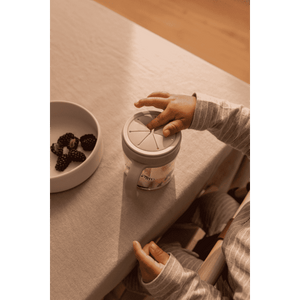 Kind hält den Liewood Enyo Snackbecher, geeignet ab 6 Monaten