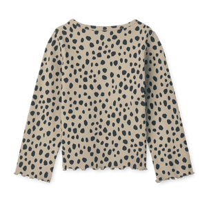 Nieve Langarmshirt von Liewood im Leopardenmuster getragen
