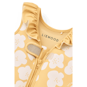 Liewood Dove Schwimmweste Flower Lemon Yellow getragen