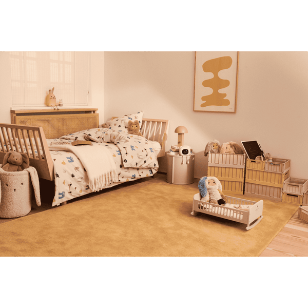 Puppenbett Hennie mit Puppe bespielt, Seitenansicht