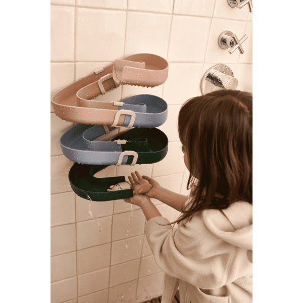Yara Wasserbahn von Liewood an der Badewanne befestigt