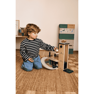 Liewood Jordy Parkgarage aus Holz mit Fahrzeugen bespielt