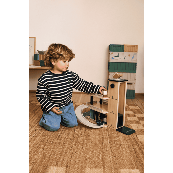 Liewood Jordy Parkgarage aus Holz mit Fahrzeugen bespielt