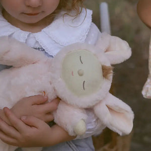 Baby kuschelt mit dem Wiegenlied Bunny Moppet von Olli Ella
