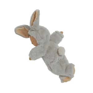 Detail der langen Ohren und des weichen Stoffs von Bunny Pip