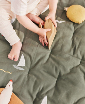 Spielmatratze Meri Sailboats von Dear April für die Bauchlage
