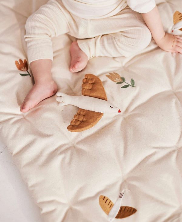 Spielmatratze Meri Songbirds von Dear April für die Bauchlage