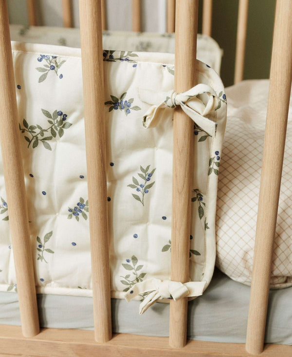 Bettnestchen Nori Blueberries von Dear April im Babybett