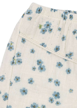 Kind trägt die Musselin-Shorts Mioblu von Konges Sløjd x Rosie HW