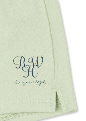 Kind in den Mono Shorts Meadow Mist aus der Kollektion Konges Sløjd x Rosie HW